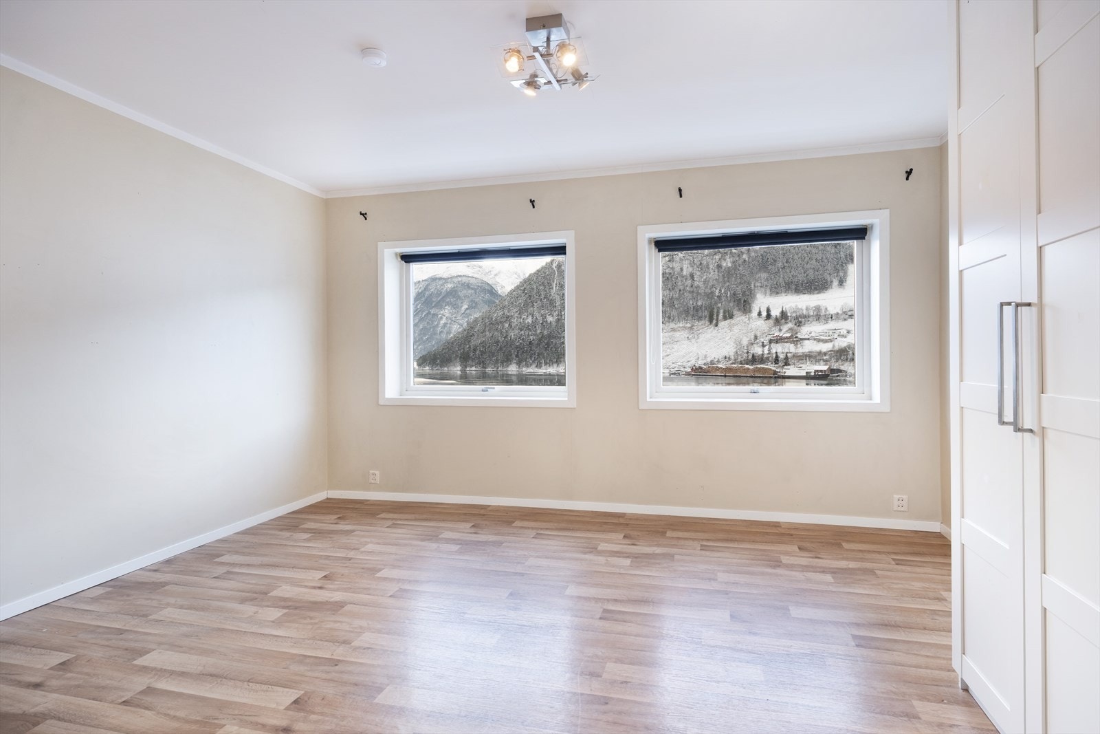 Leilegheita har i alt to soverom, begge av god størrelse med plass til større seng, garderobe og elles ønska møblering. Galleribilde