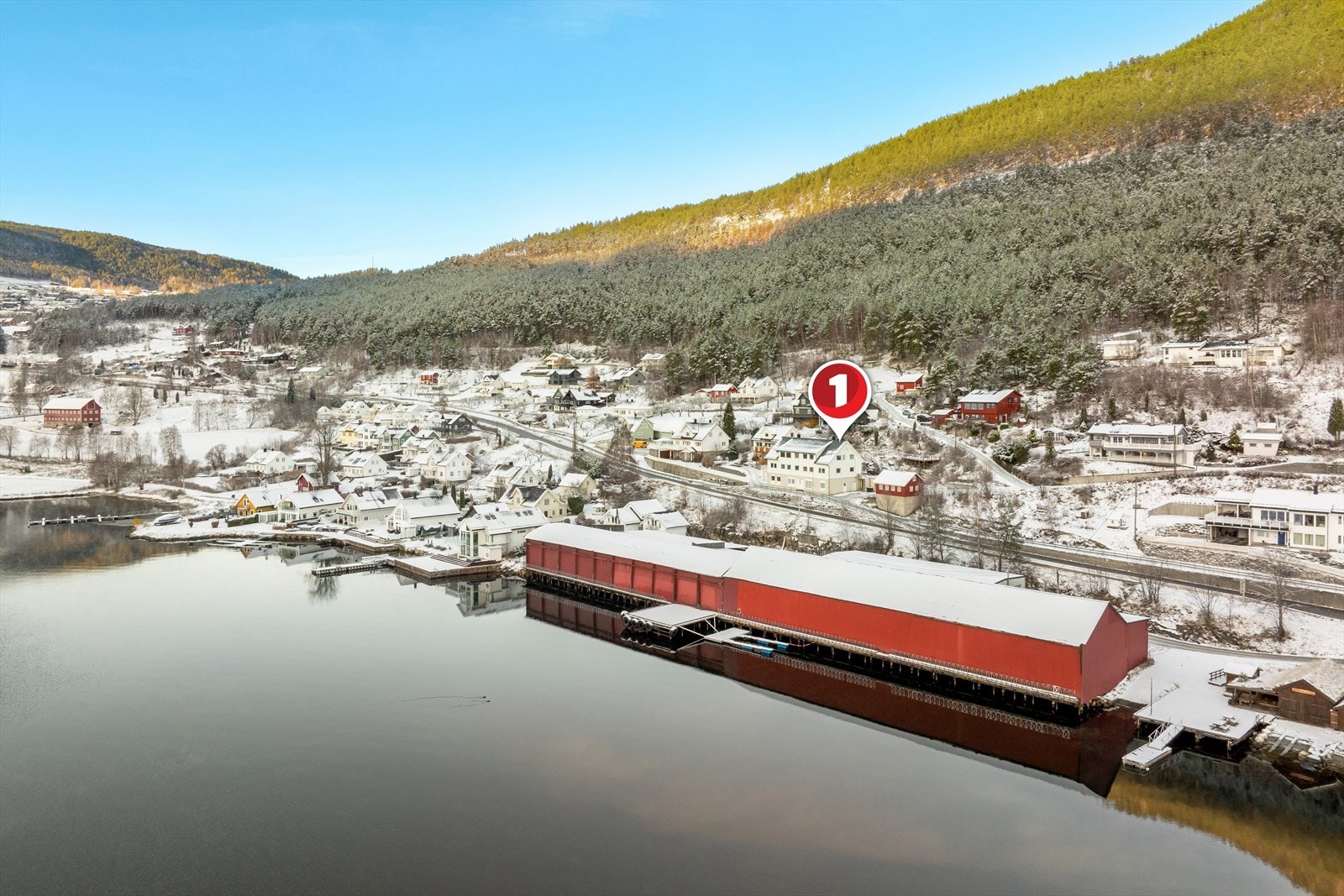 Frå leilegheita har ein kort veg til både fjord og fjell, og omlag 2km til butikkar, skule og barnehage. Elles omlag 10km til Sogndal sentrum. Velkommen på visning! Galleribilde