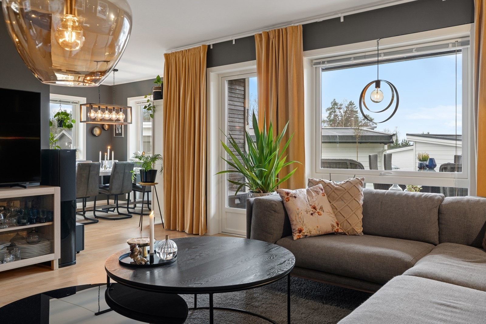 Fra stuen er det utgang til boligens veranda. Galleribilde