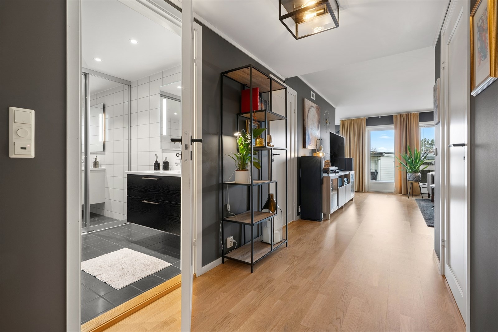 Fra gangen kommer man inn til boligens baderom/vaskerommet. Boligens innvendige bod er på 9m². Galleribilde