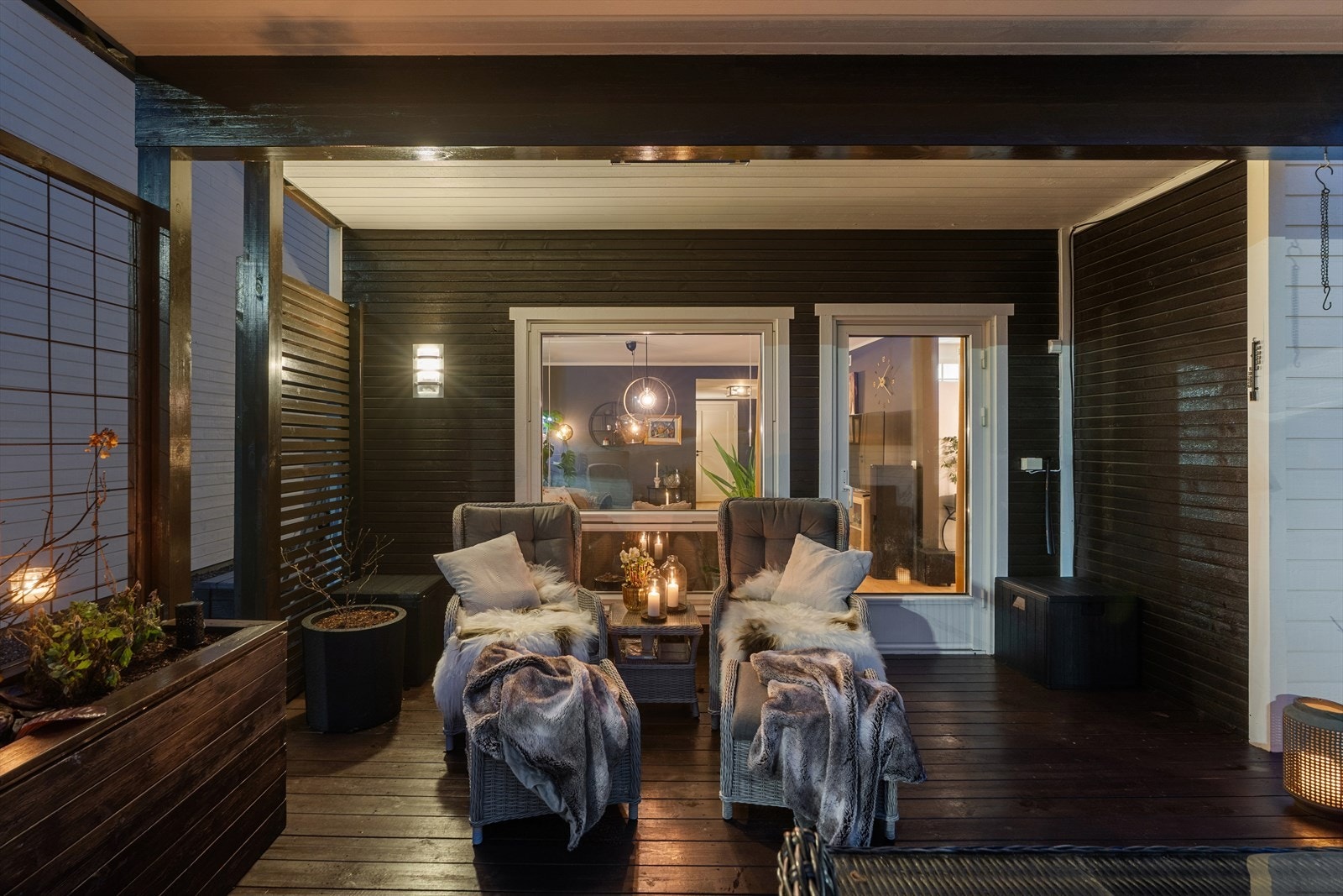 Terrasseplatting i tre på ca. 28m². Terrasse fra byggeår, den ble senere utvidet i 2020. Galleribilde