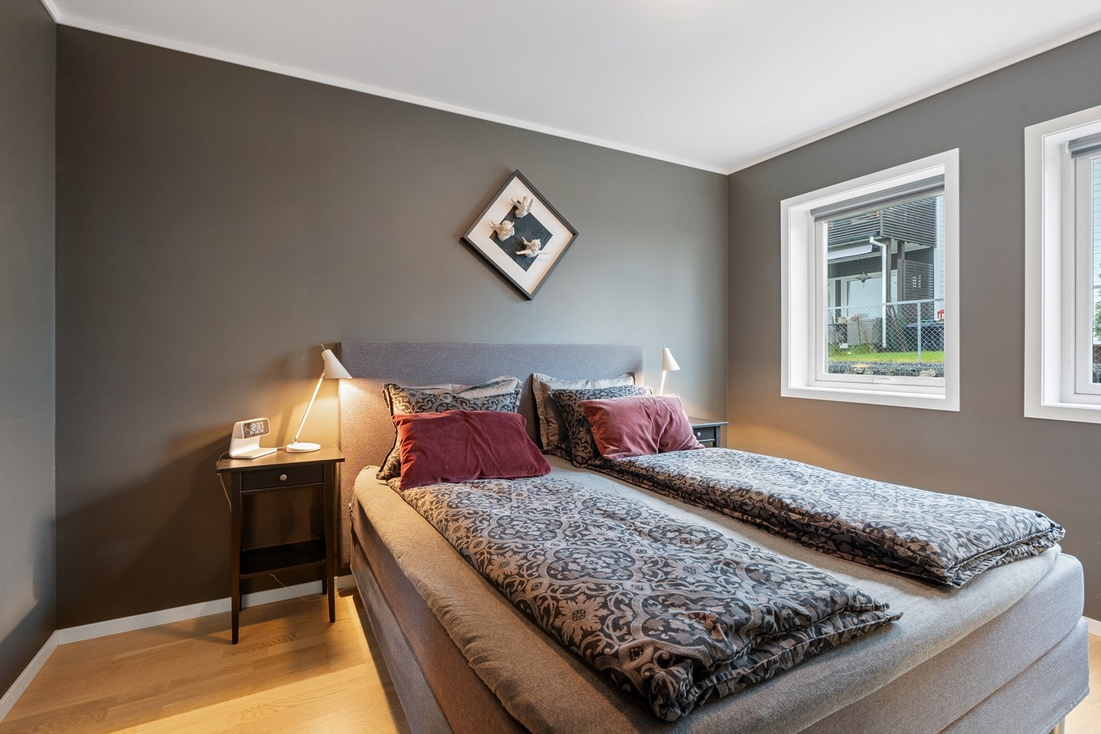 Hovedsoverommet er pent innredet med god plass til dobbeltseng og tilhørende møblement. Galleribilde