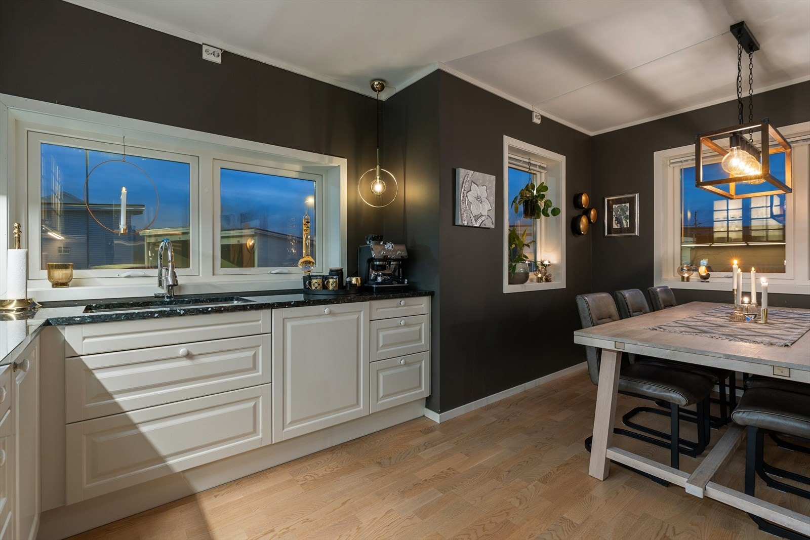 Kjøkkeninnredning fra 2018. Hvitevarer fra 2018. Galleribilde