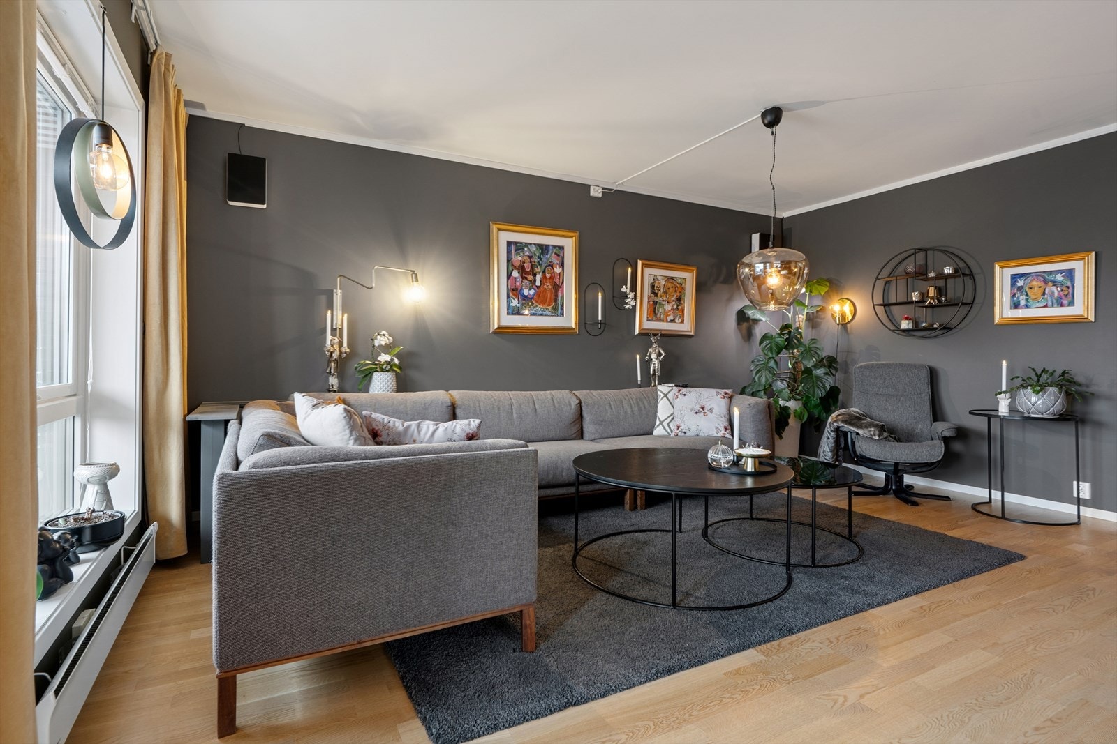 Stuen gir rom for fleksible møbleringsmuligheter, slik at du kan skape akkurat den atmosfæren du ønsker. Galleribilde