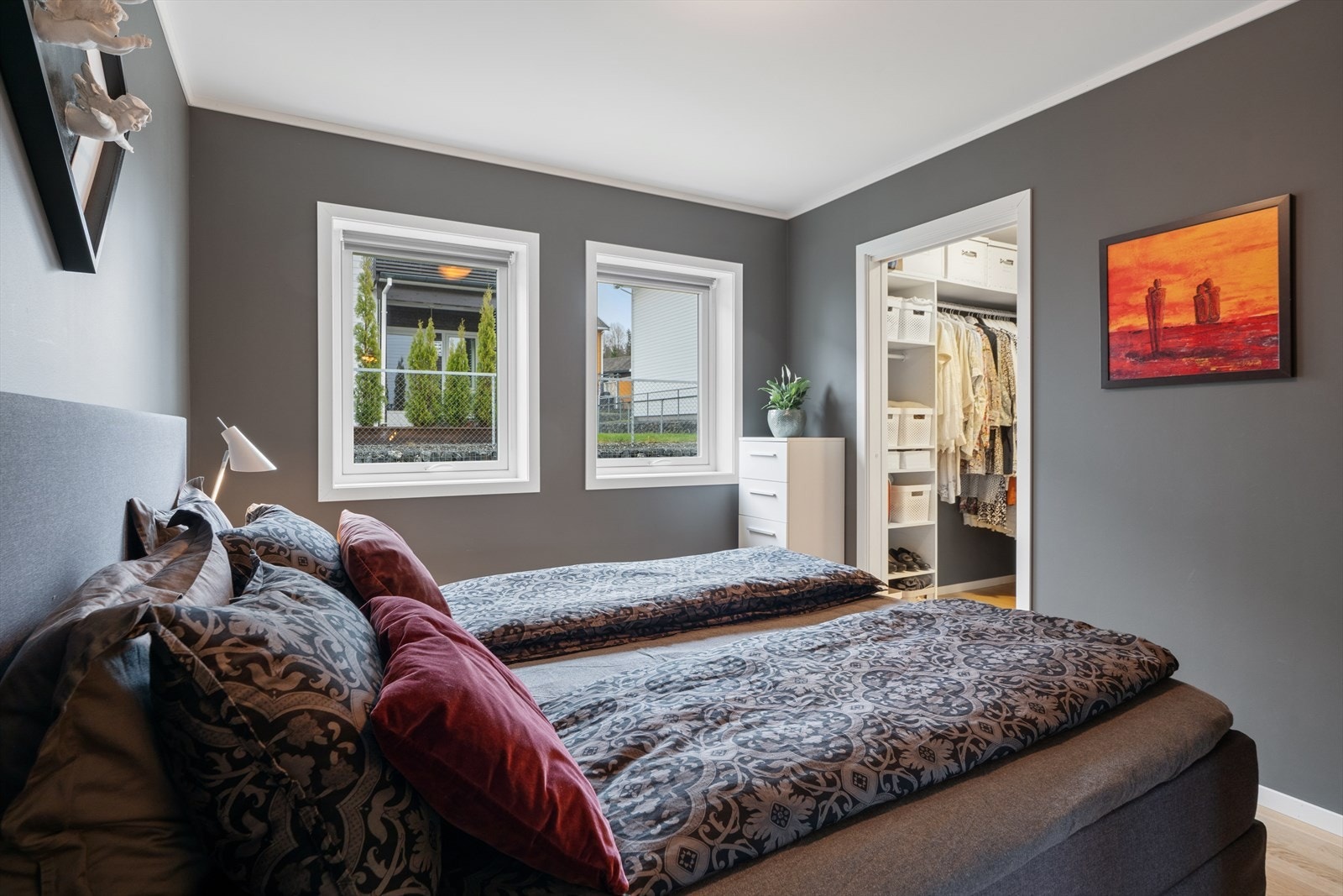 Fra hovedsoverommet er det inngang til walk-in-closet og baderom. Galleribilde