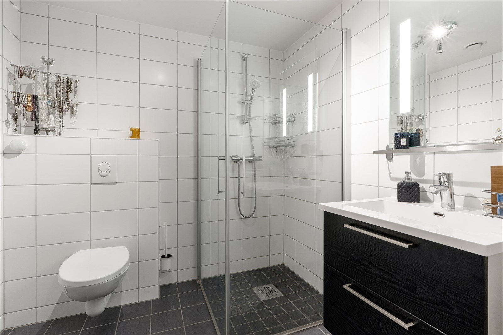 Badet er fra byggår og har gulvvarme. Det er fliser på vegger og gulv. Galleribilde