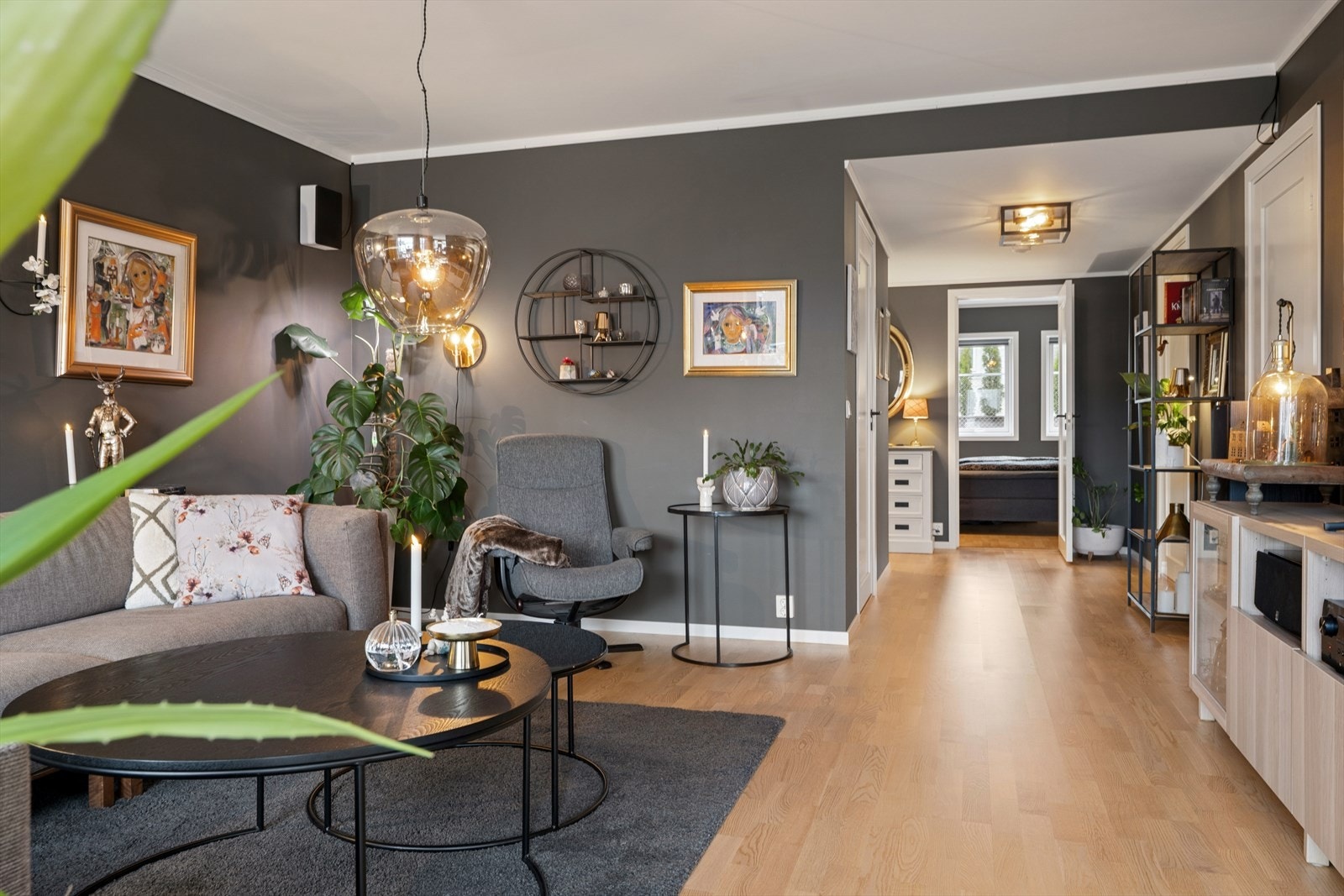 Leiligheten er fra 2018, og er beliggende i byggets første etasje med trappefri adkomst. Leiligheten byr på en praktisk planløsning med: entrè, stue, kjøkken, to bad, tre soverom og bod. Galleribilde