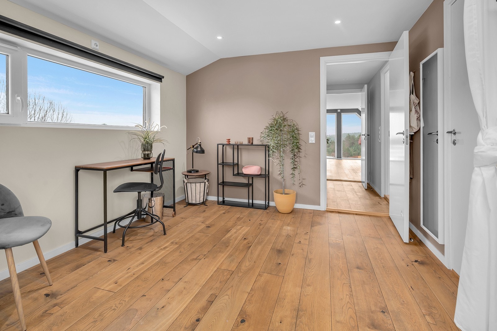 Soverom 1 med god plass til dobbeltseng, skrivebord og garderobe. Galleribilde