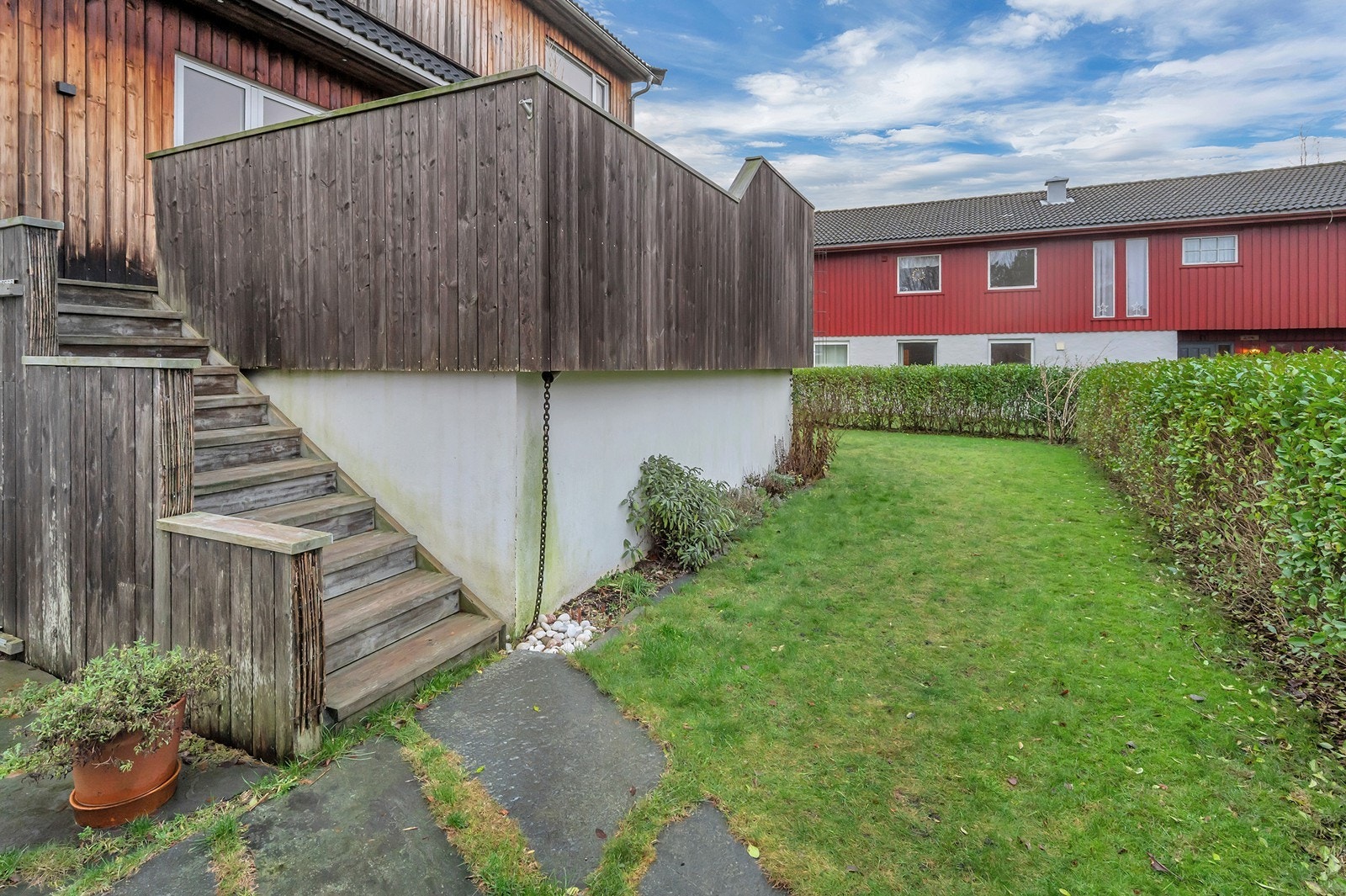 Barnevennlig beliggenhet med skole, barnehage, idrettsanlegg, badesteder og div. servicetilbud i Høvåg. Galleribilde