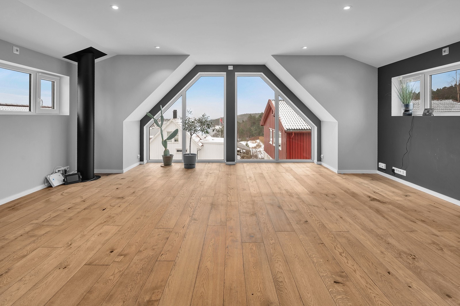 Romslig stue med store vindusflater og sjøutsikt. Spotter i tak. Galleribilde