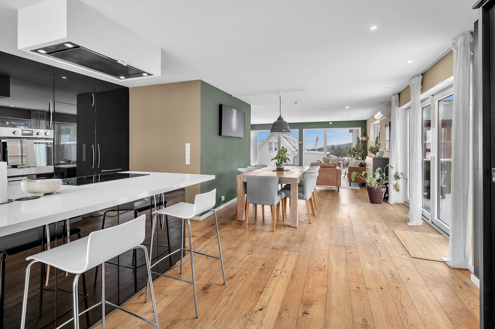 En innholdsrik enebolig med bl.a. 2 stuer, ved idylliske Kjøbmannsvig med barnevennlig beliggenhet. Galleribilde