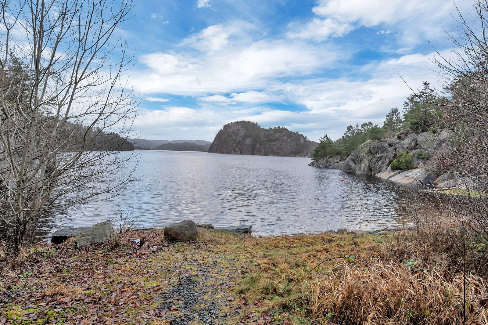 Et par hundre meter fra boligen ligger dette fantastiske stedet med strand! Dette er et friområde ihht kommuneplankartet som ligger vedlagt i prospektet. Galleribilde