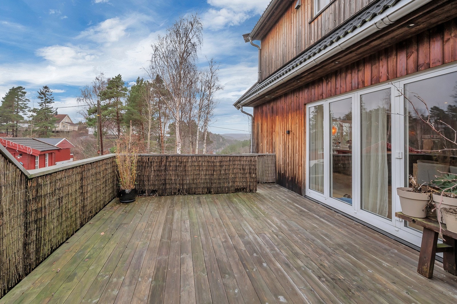 Solrik romslig terrasse med god plass til sittegrupper og grill. Galleribilde