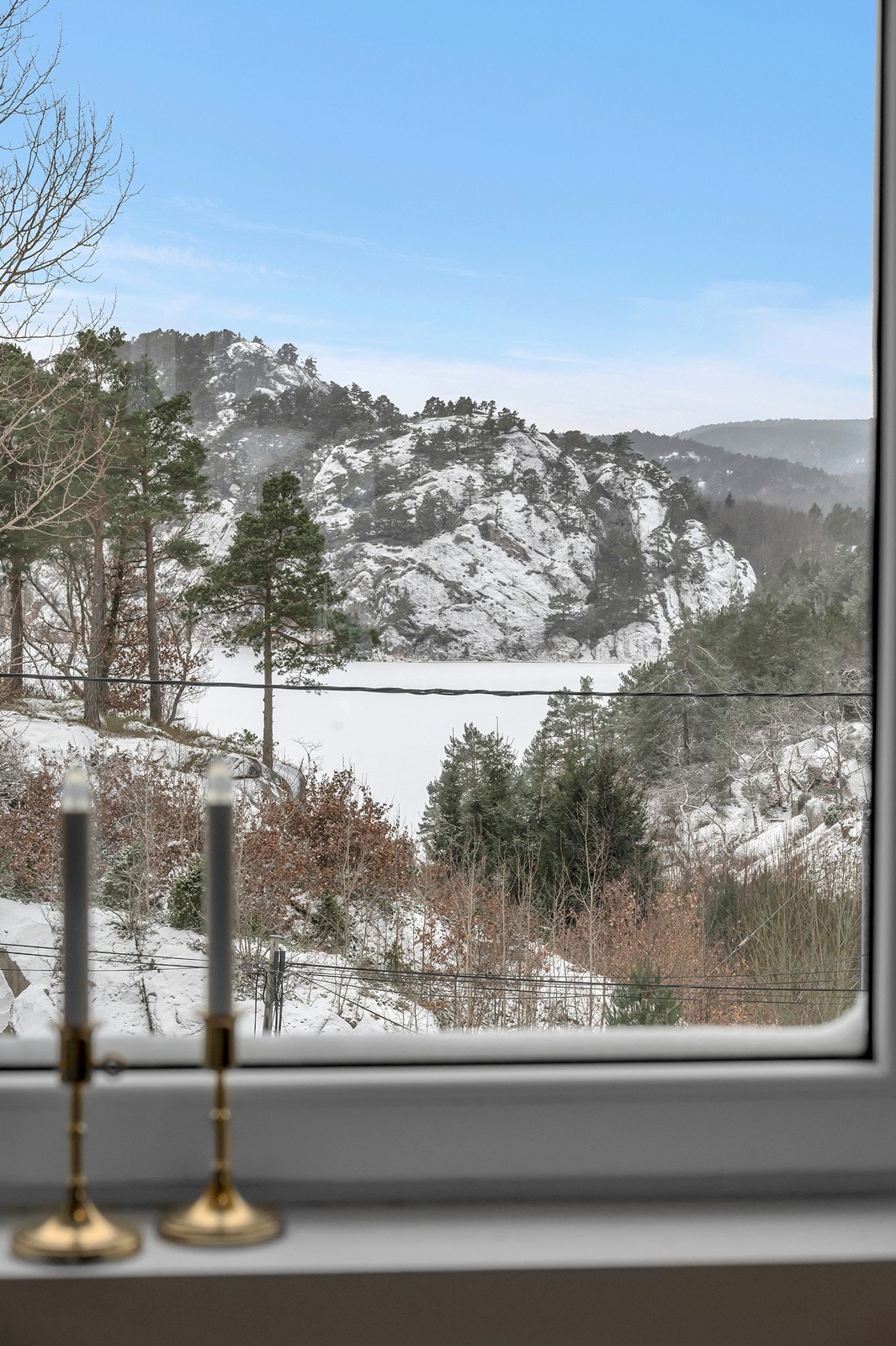 Utsikt mot islagt sjø fra soverommet. Galleribilde