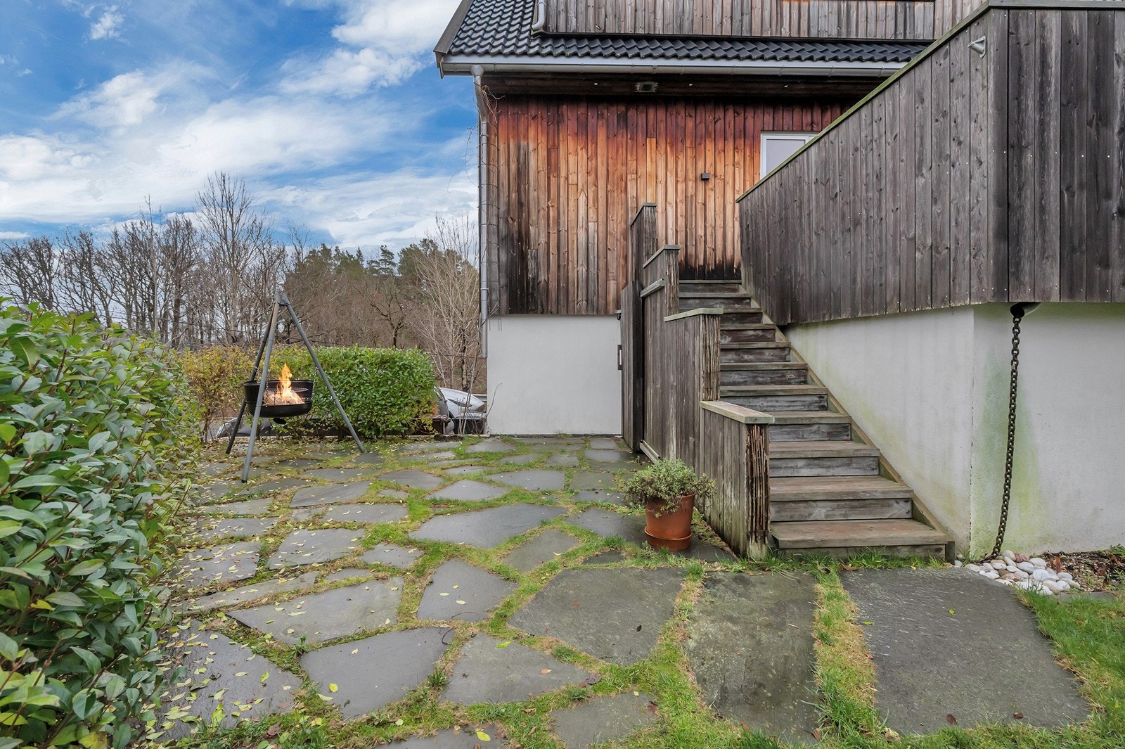 Generelt er dette en solrik eiendom med pent opparbeidet hage. Biloppstillingsplasser bak bålpanna og romslig lagringsrom under terrasse med god plass til oppbevaring av utemøbler, m.m. Galleribilde