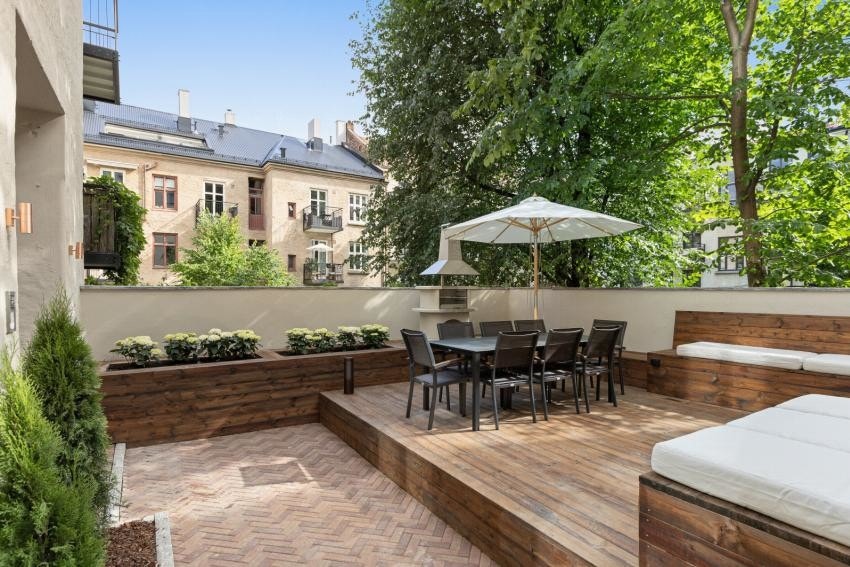 Hovedbakgården byr også på frodig beplantning, pizzaovn og strømuttak ved sittebenkene Galleribilde