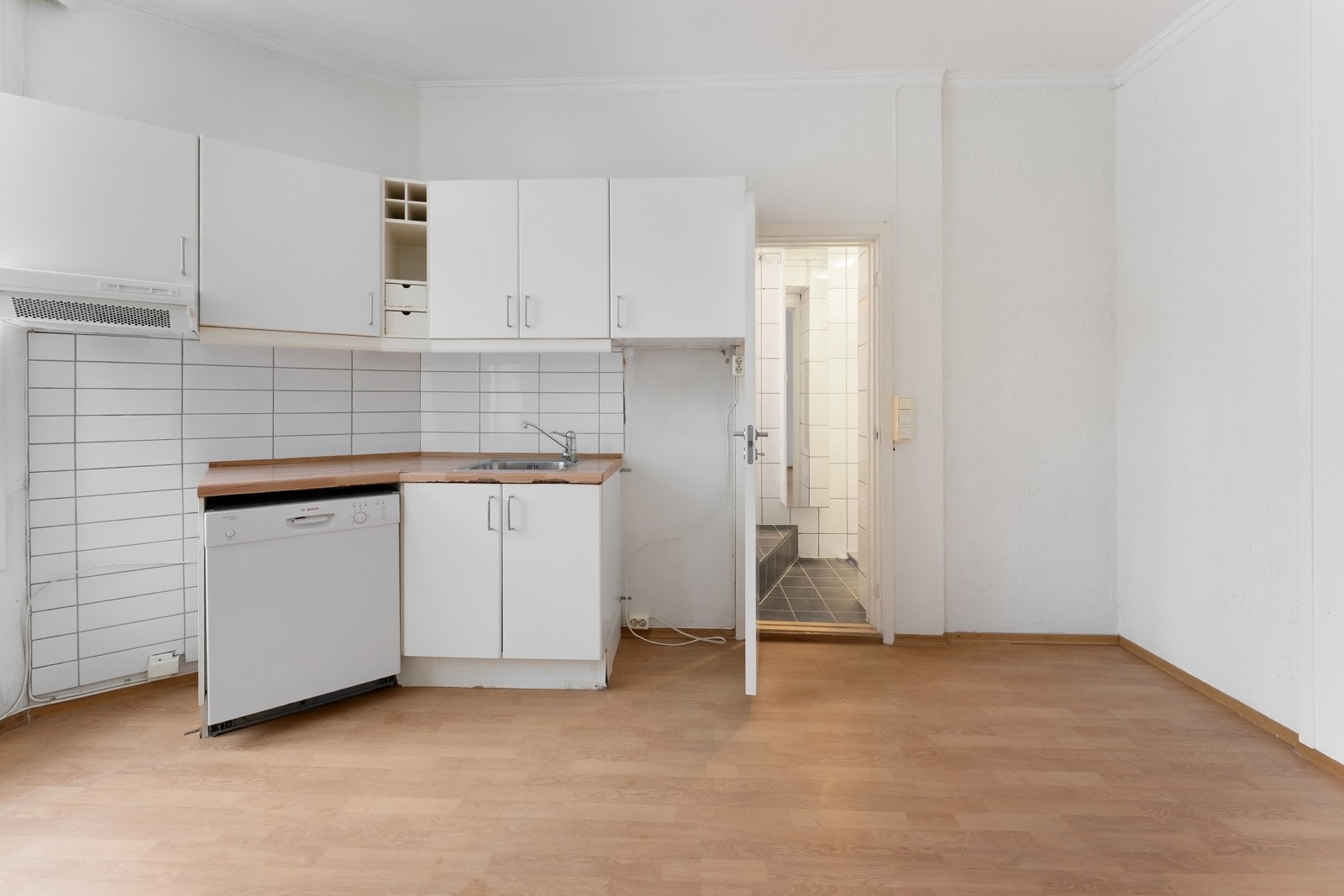 Eldre kjøkkeninnredning med behov for oppussing Galleribilde