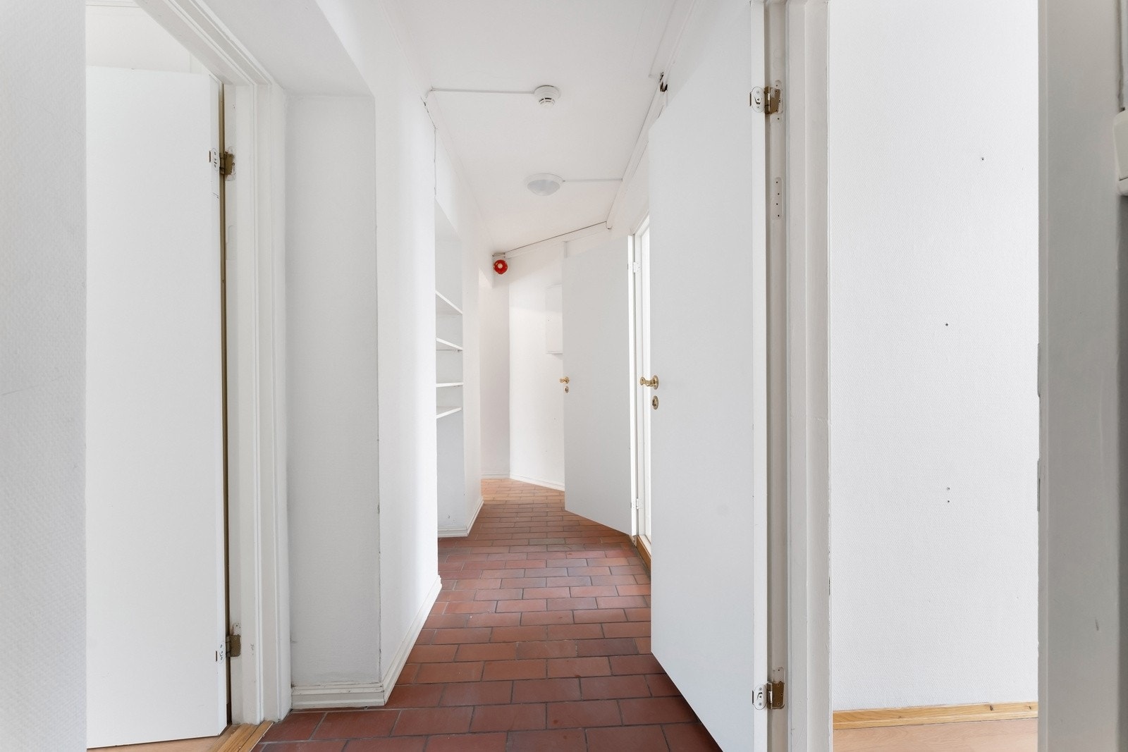 Entréen har plass til oppbevaring av sko og yttertøy Galleribilde