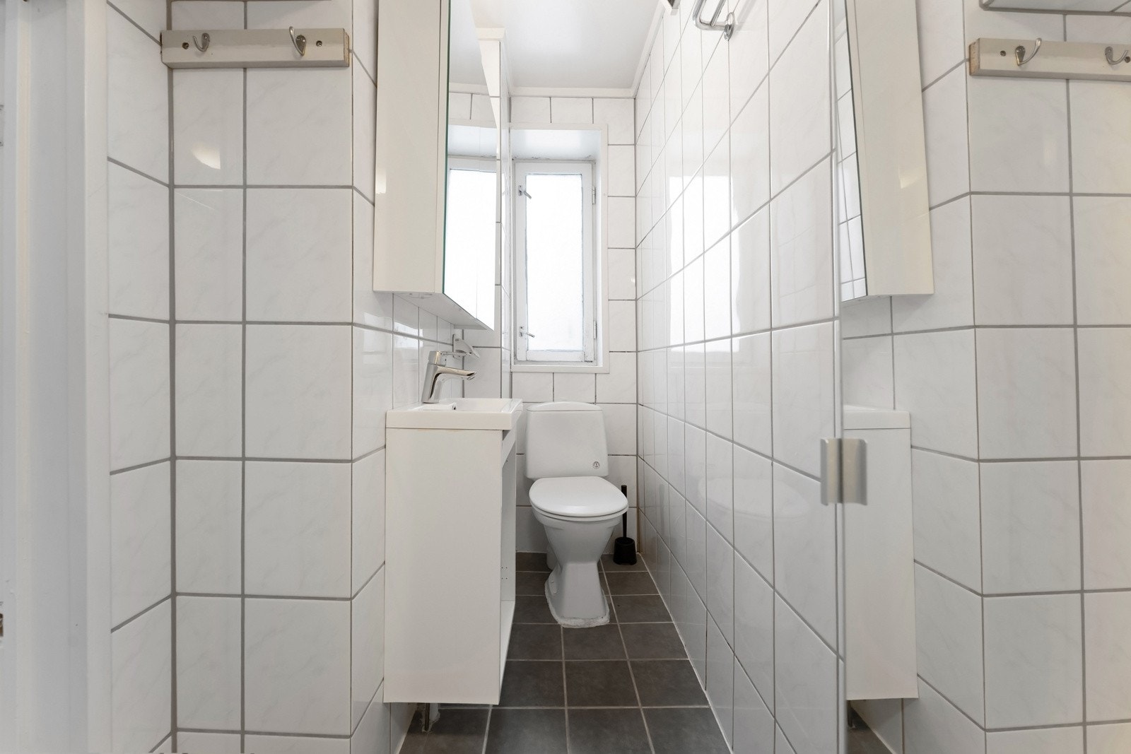 Flislagt baderom med varmekabler og gulvmontert klossett Galleribilde