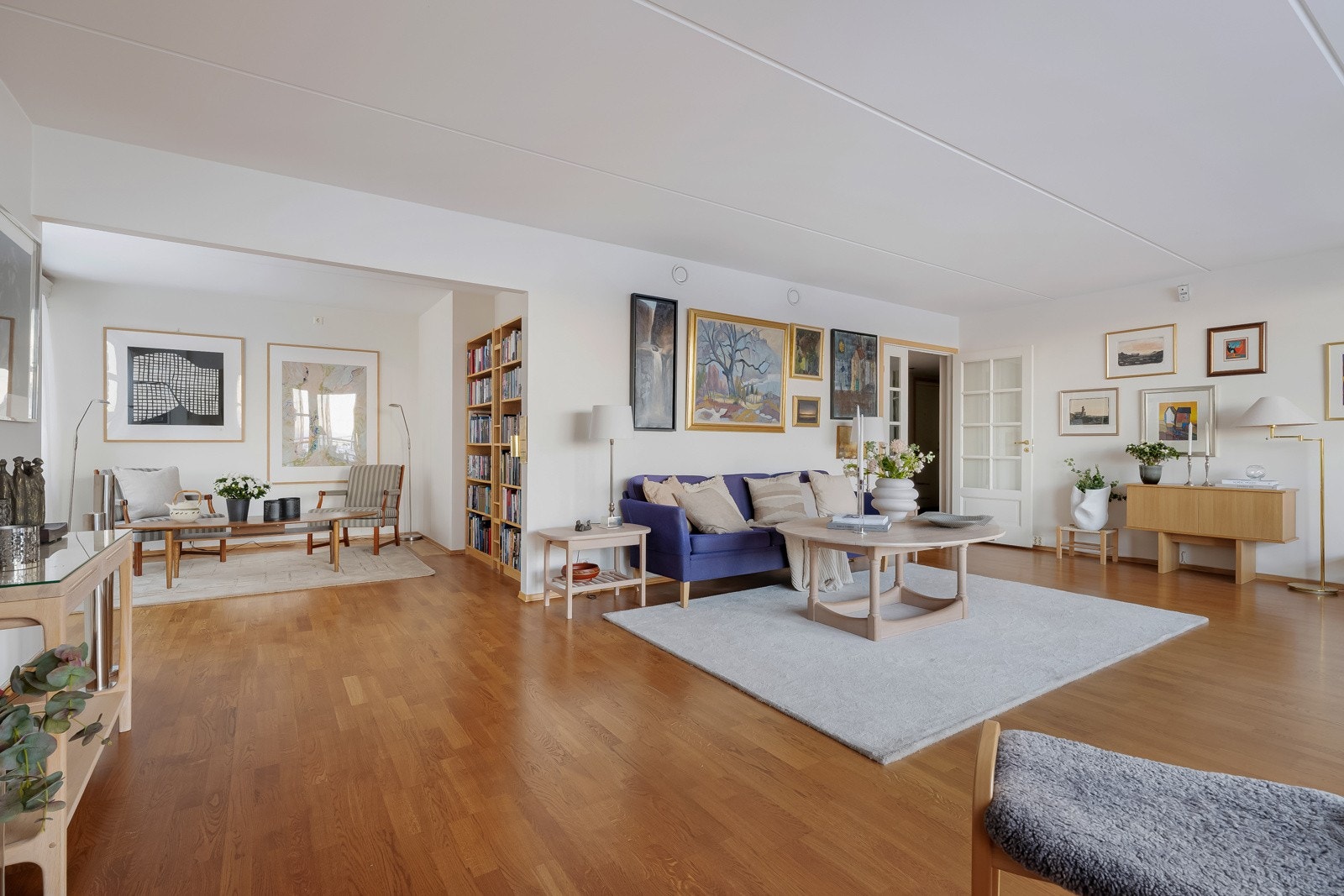 Rommet kan enkelt deles inn i naturlige soner, inkludert en egen biblioteksone. Galleribilde