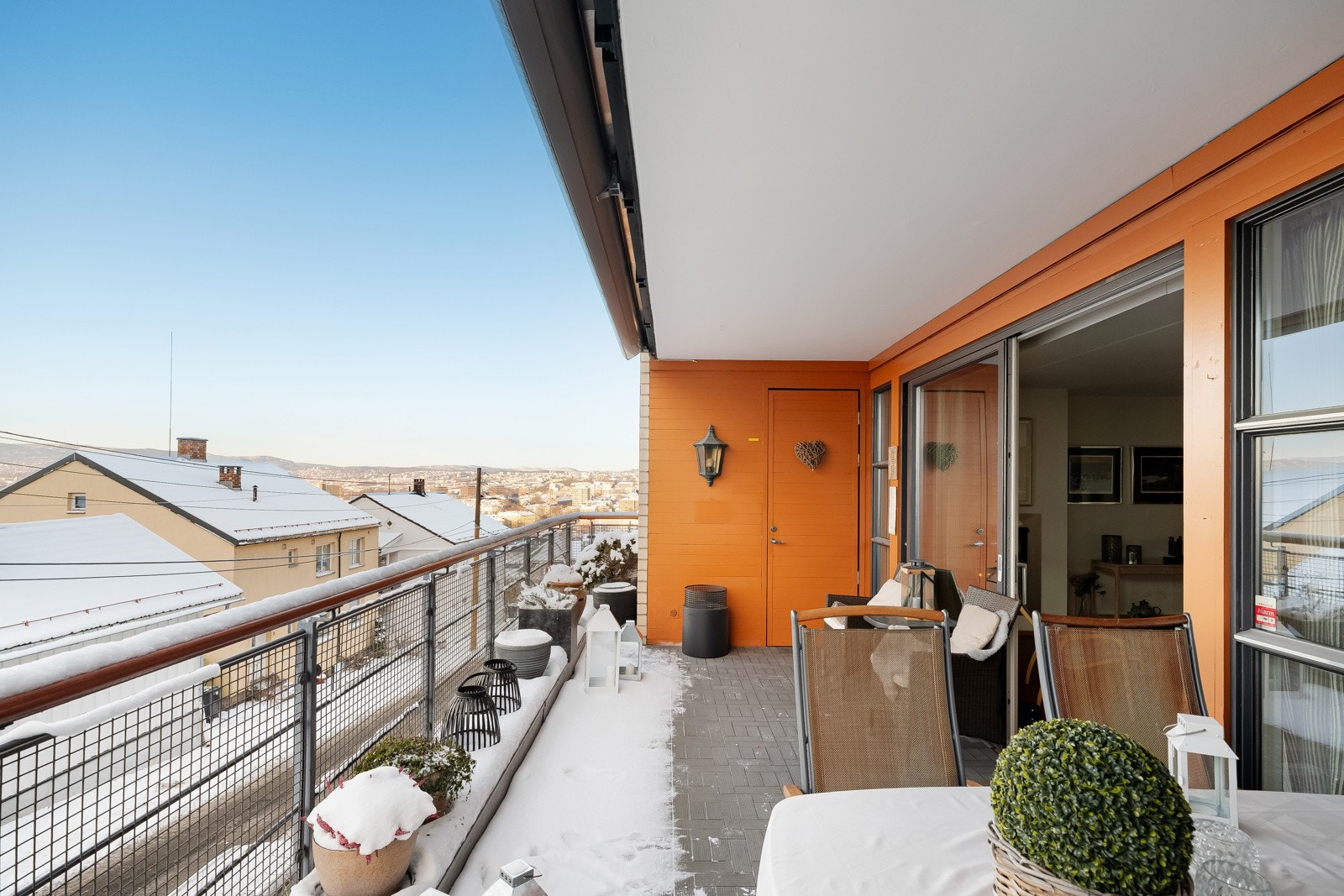 Utstyrt med utelys på vegg og elektrisk markise som er praktisk på de lyseste dagene. Det er også en bod med inngang fra terrassen. Galleribilde