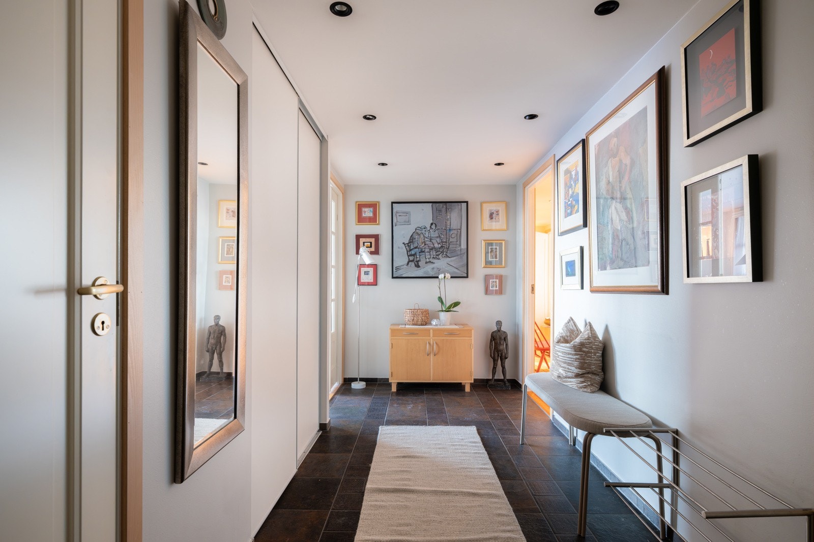 Her er det plass til yttertøy i skyvedørsgarderobe, samt plass til andre oppbevaringsløsninger. Galleribilde