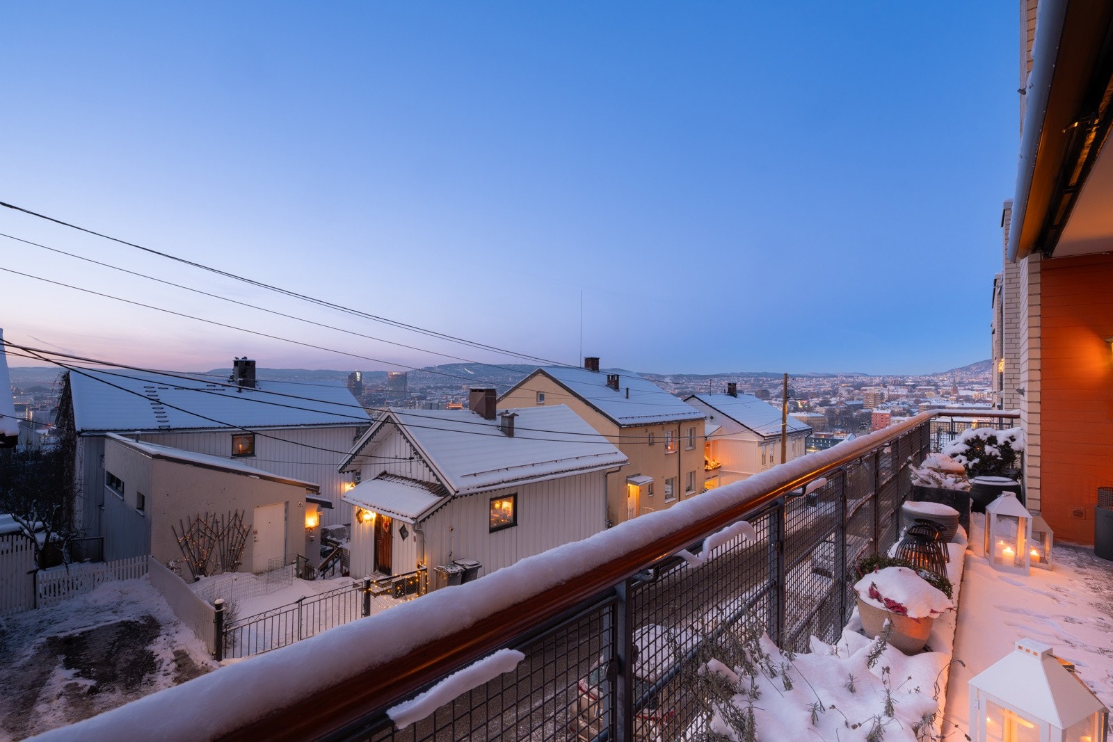 Terrassen er vendt mot vest og byr på gode solforhold og nydelig utsikt over byen. Galleribilde