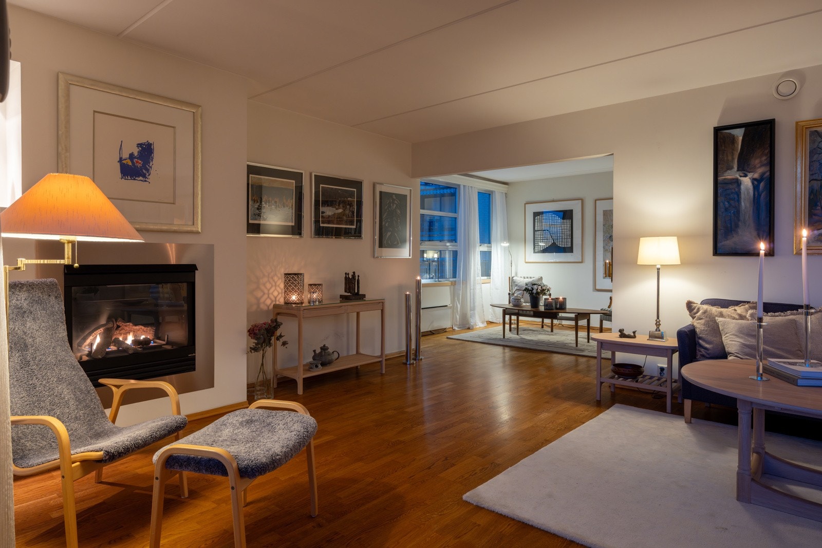 Leiligheten varmes opp via hyggelig gasspeis i stuen. Galleribilde