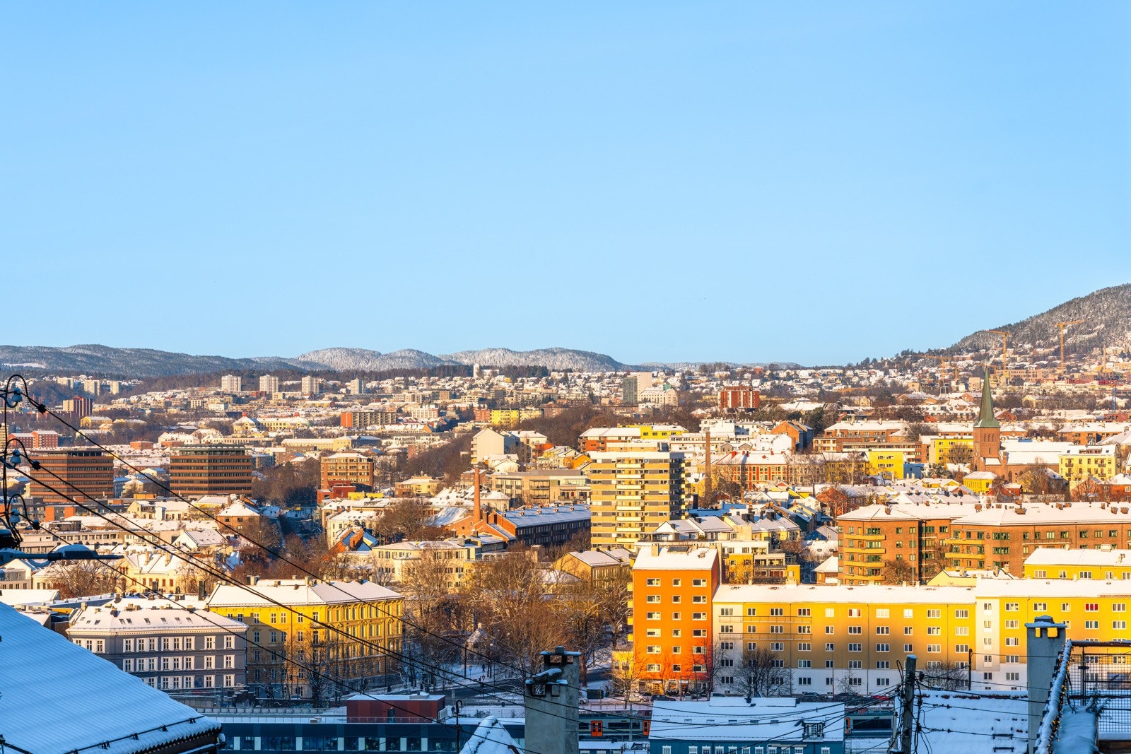 Leiligheten ligger i et familievennlig og rolig område med kort vei til skoler, barnehager og flotte turmuligheter, samt nærhet til Bjørvika og sentrum. Galleribilde