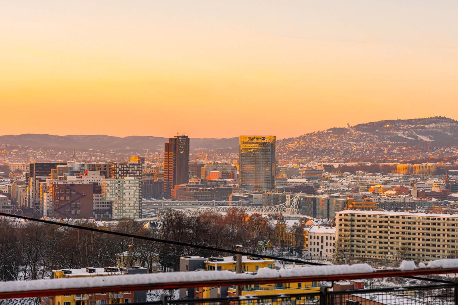 Leiligheten forlenges av en herlig, vestvendt terrasse på 22 kvm med nydelig utsikt over byen! Galleribilde