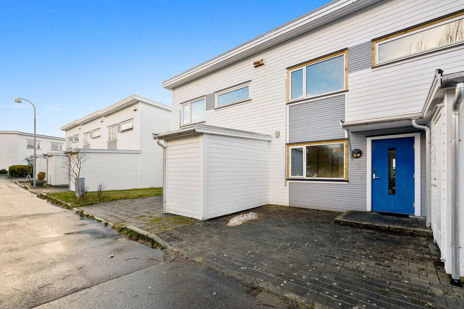 Ved inngangen finner man en uteplass med belegningsstein, her er det gode muligheter for å utnytte uteområdet på begge sider av boligen. Galleribilde