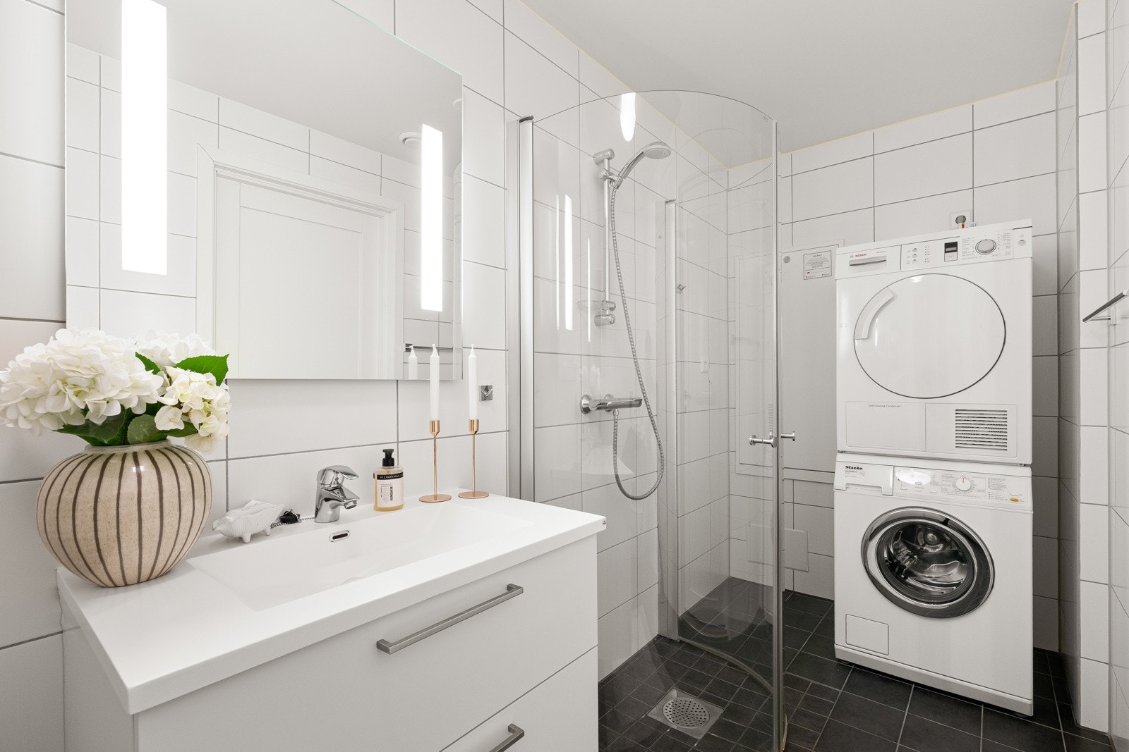 Av våtrom har rekkehuset to bad i hver sin etasje.Dette badet har opplegg til vaskemaskin og tørketrommel. Galleribilde