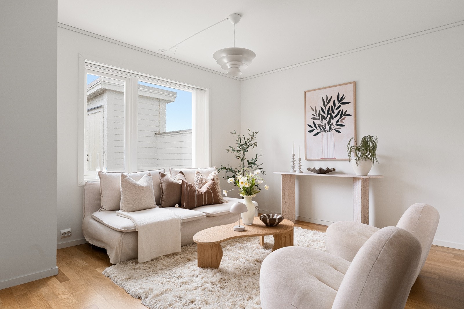 På stuegulvet er det flott 3-stavs parkett med vannbåren varme, mens veggflatene er holdt lyse. Galleribilde