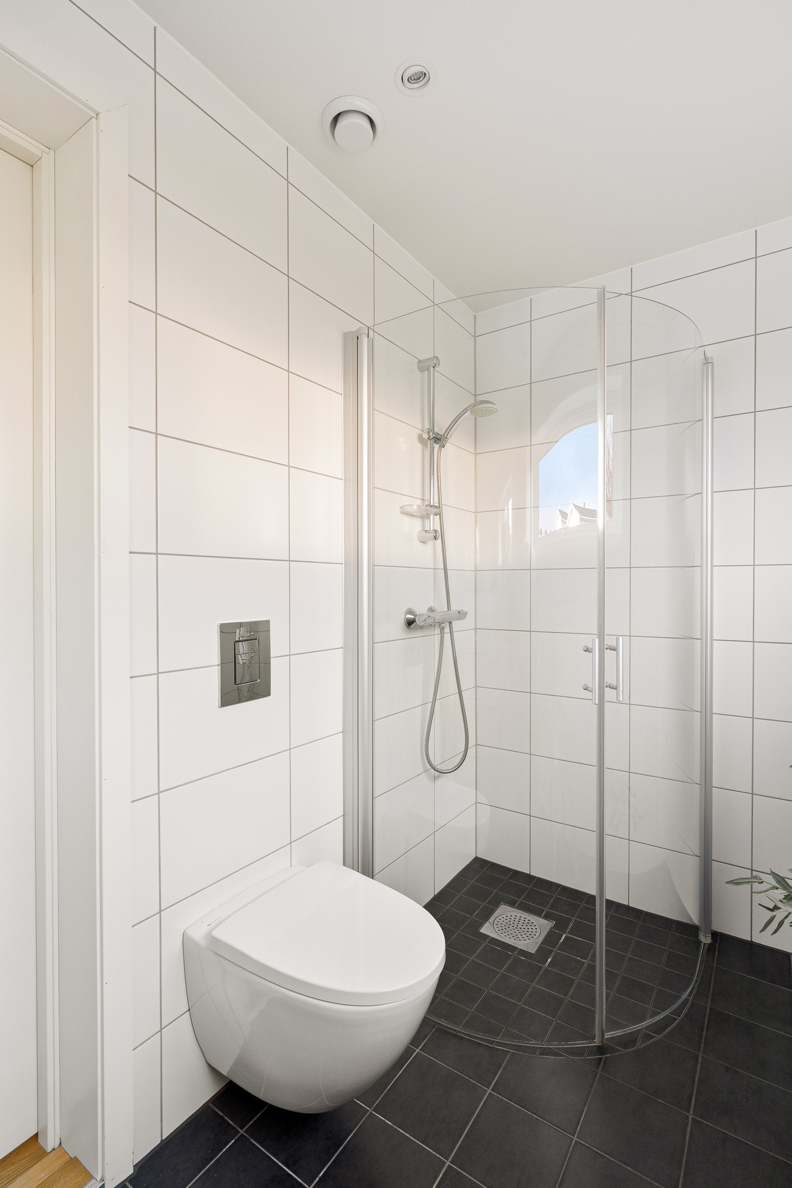 På badet er det gulvvarme, vegghengt toalett og et dusjhjørne med innfellbare glassvegger. Galleribilde