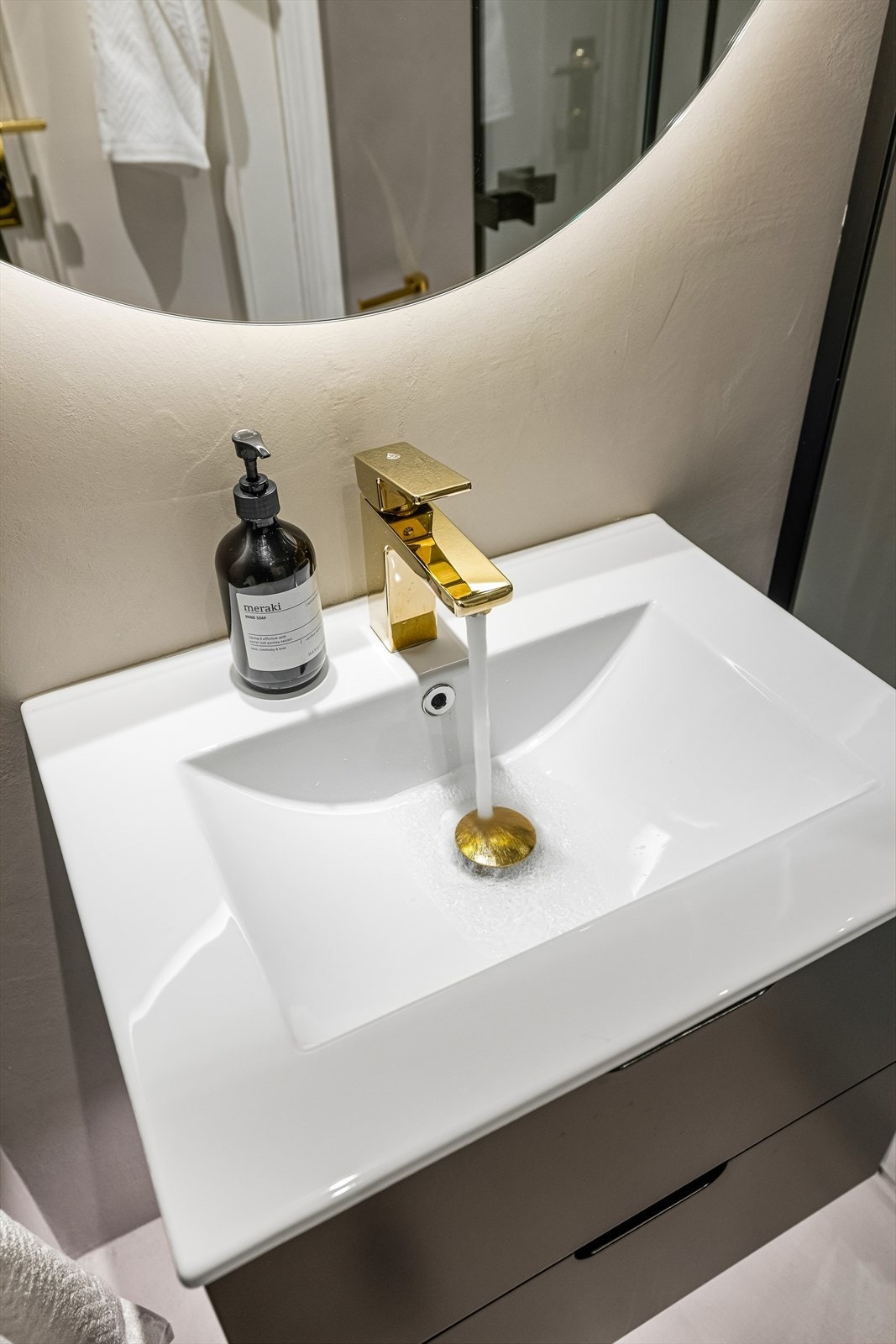 Servant med speil og integrert belysning. Galleribilde