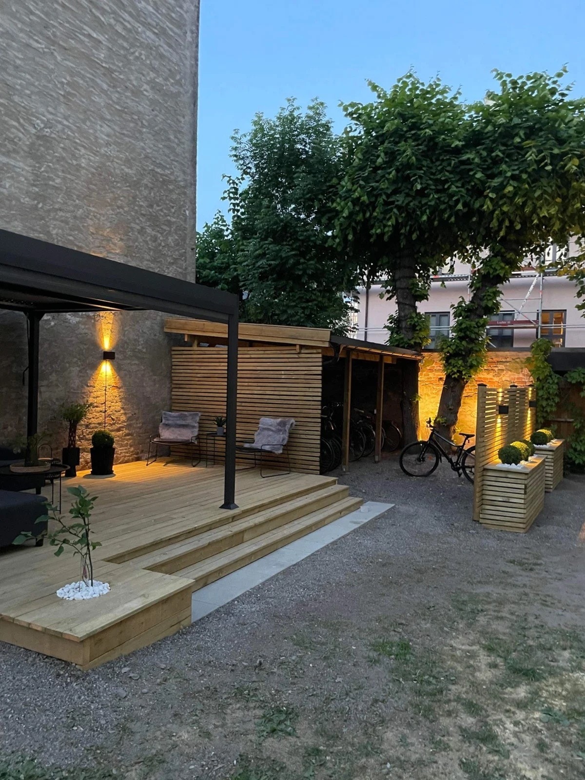 Hyggelig felles uteområde med sitteplasser, oppgradert i 2024 - praktisk sykkelparkering i bakgården. Galleribilde