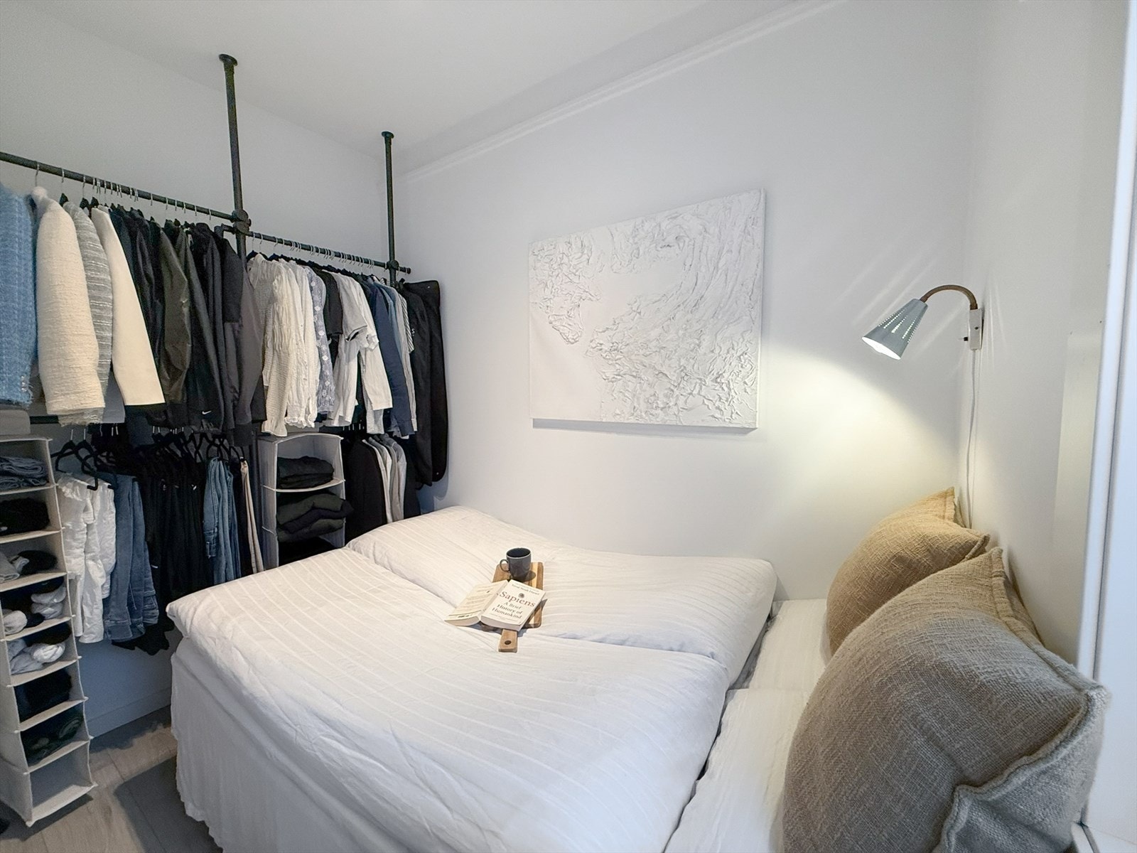 Lyst og rolig soverom med vindu som gir godt dagslys. Galleribilde