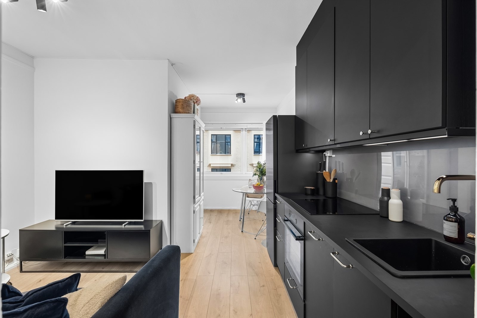 Praktisk kjøkken med integrert oppvaskmaskin. Galleribilde