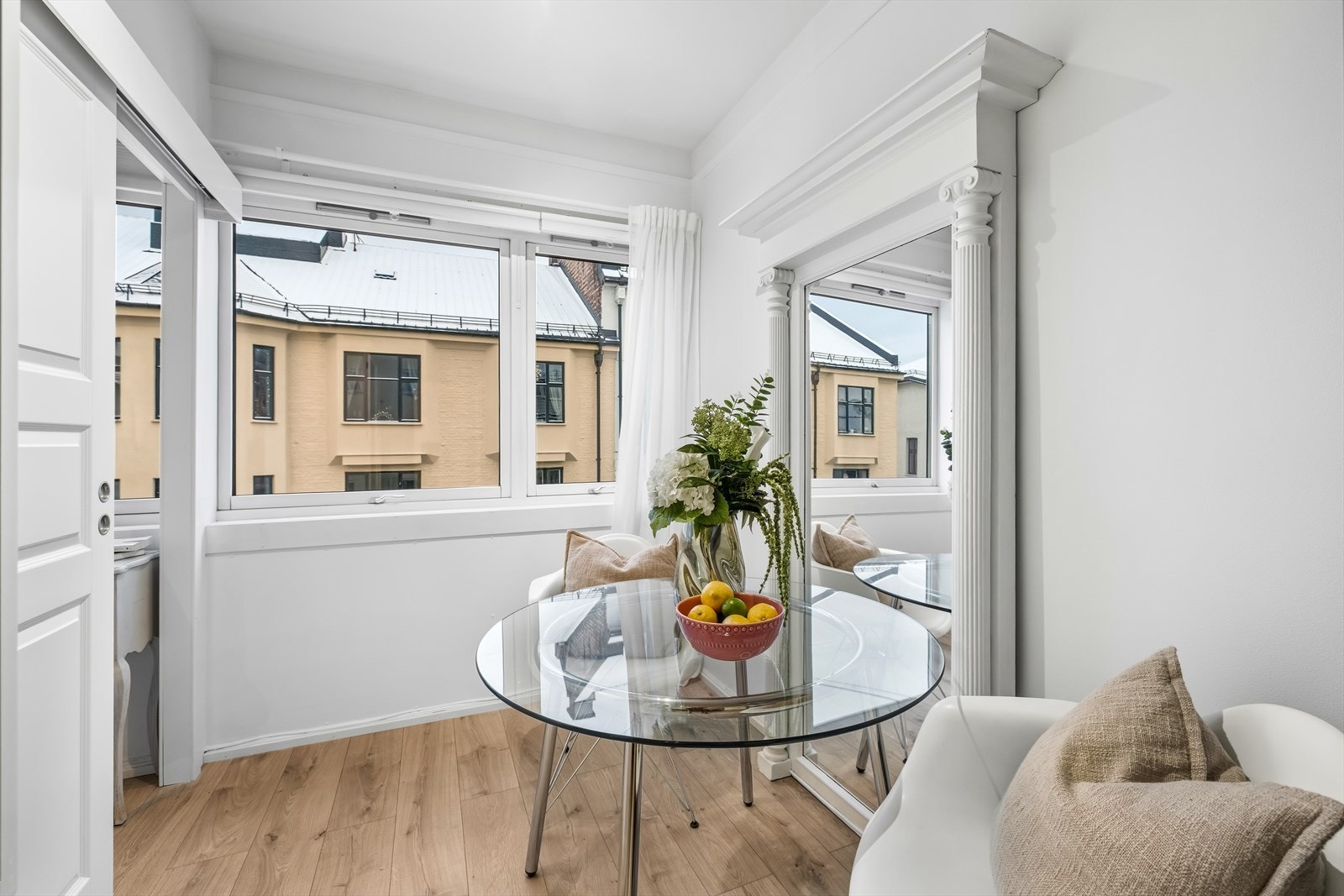 Store vindusflater og gjennomtenkt planløsning gir en naturlig sone for spisebord, med god kontakt mellom kjøkken og oppholdsrom. Galleribilde