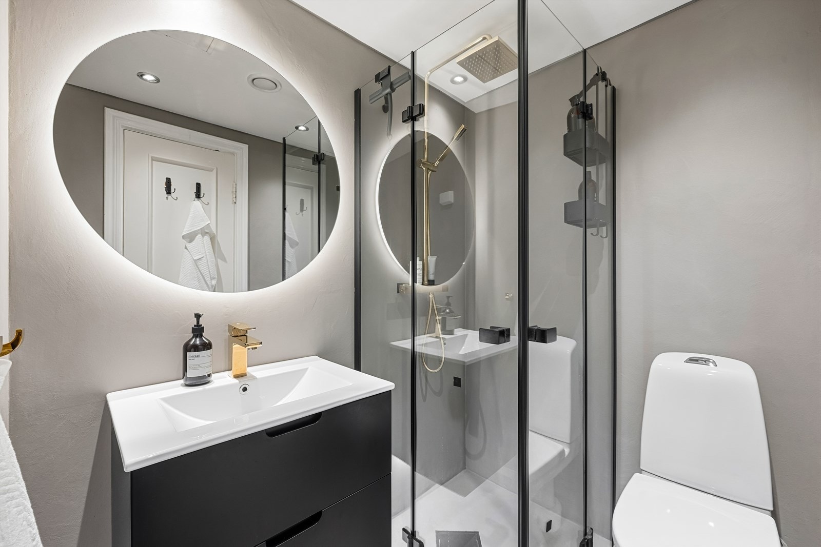 Stilrent bad fra 2021 med glassvegger og gjennomført uttrykk. Galleribilde