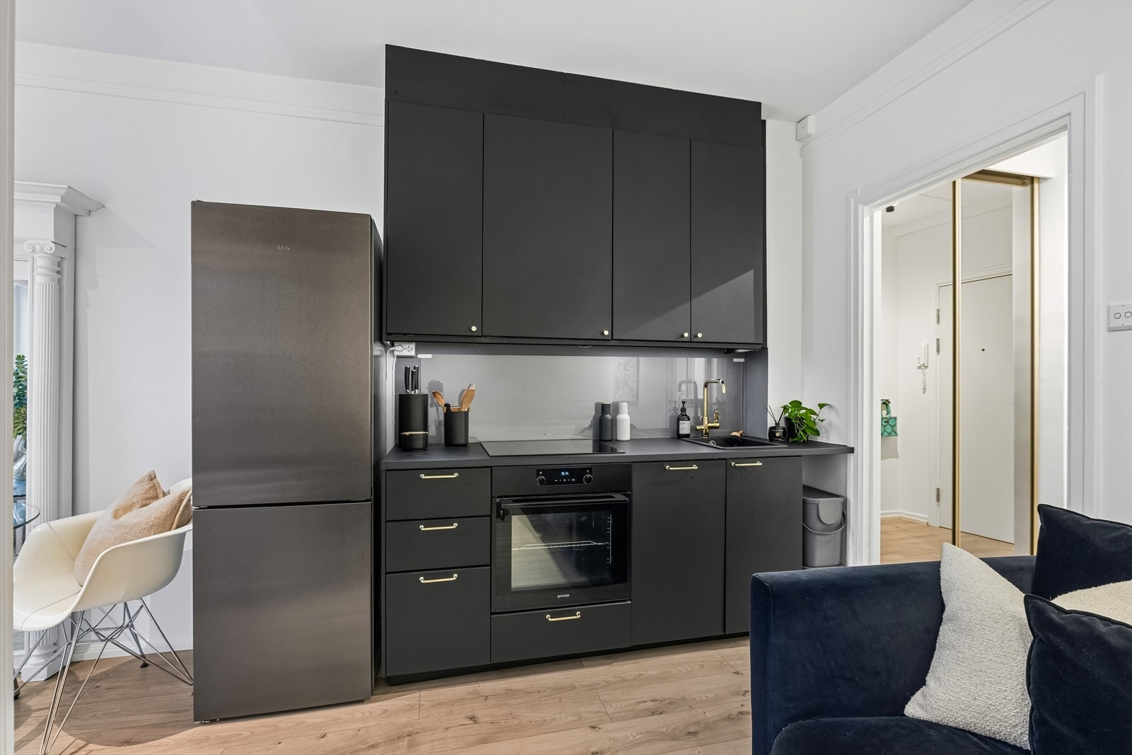 Stilrent IKEA-kjøkken fra 2021 med integrerte løsninger og god skapplass. Galleribilde