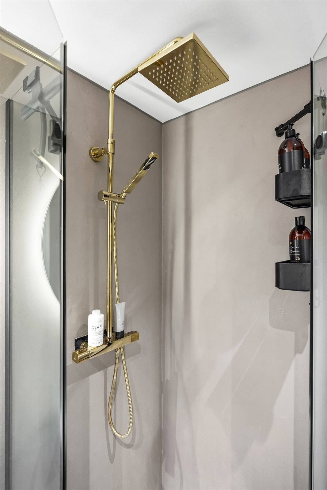 Moderne dusjløsning med regnfallsdusj og pene detaljer. Galleribilde