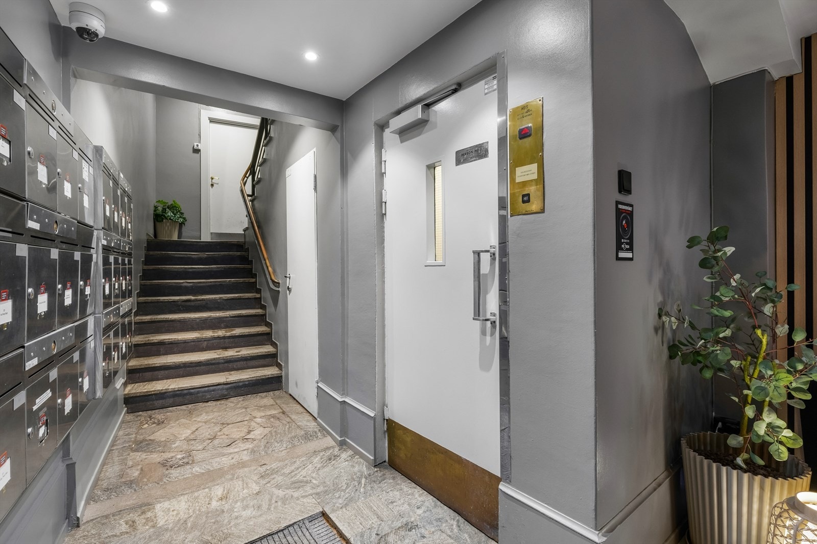 Fellesarealer med heis og trappeadkomst. Galleribilde