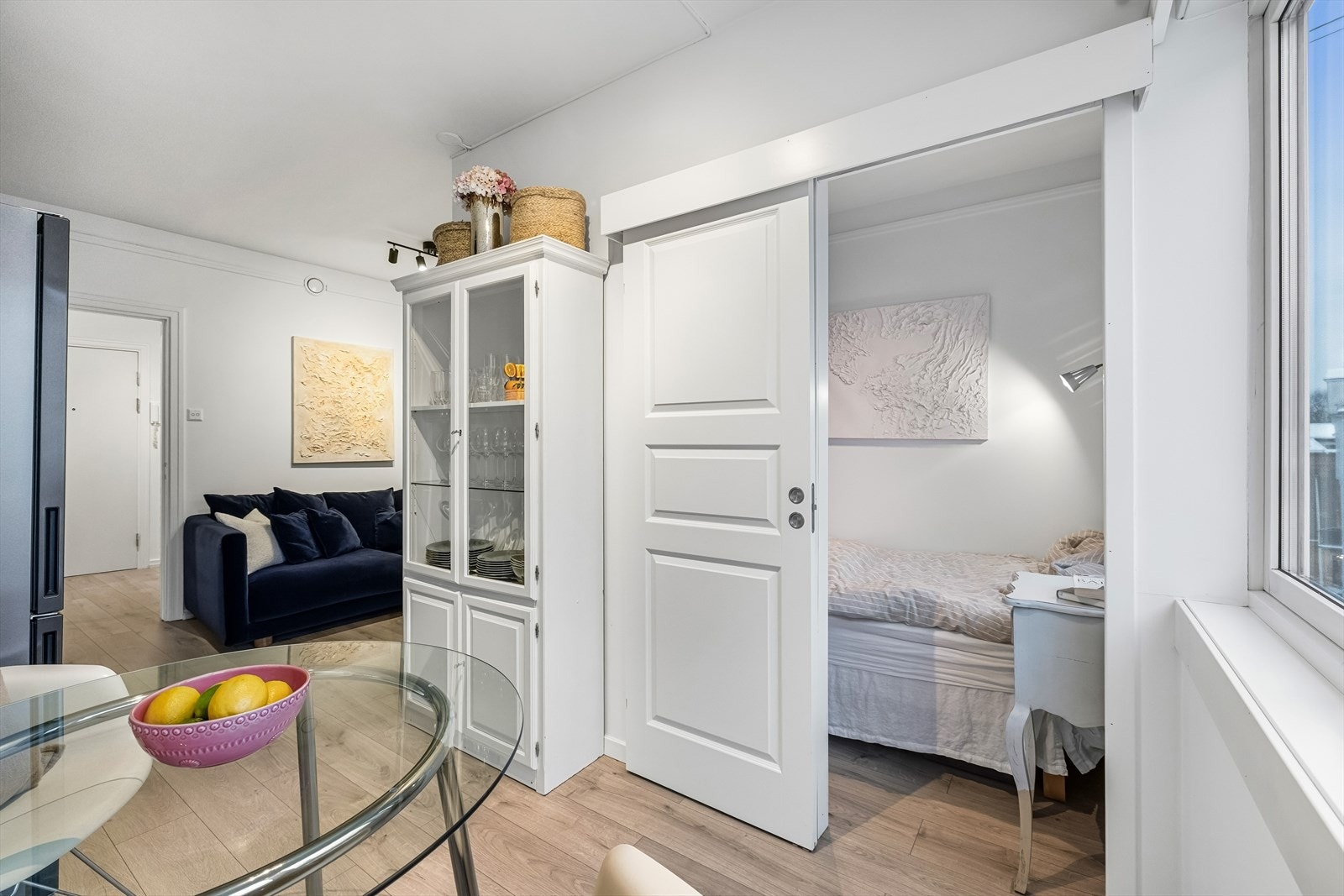 Koselig stue med naturlig adkomst til separat soverom/alkove. Galleribilde