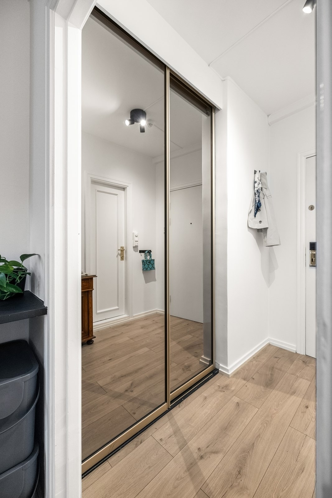 Praktisk entré med skyvedørsgarderobe med speilfronter som gir både oppbevaringsplass og økt romfølelse. Galleribilde