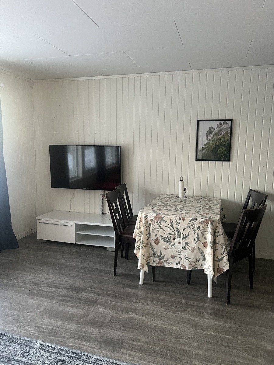 Smart tv og spisebord Galleribilde