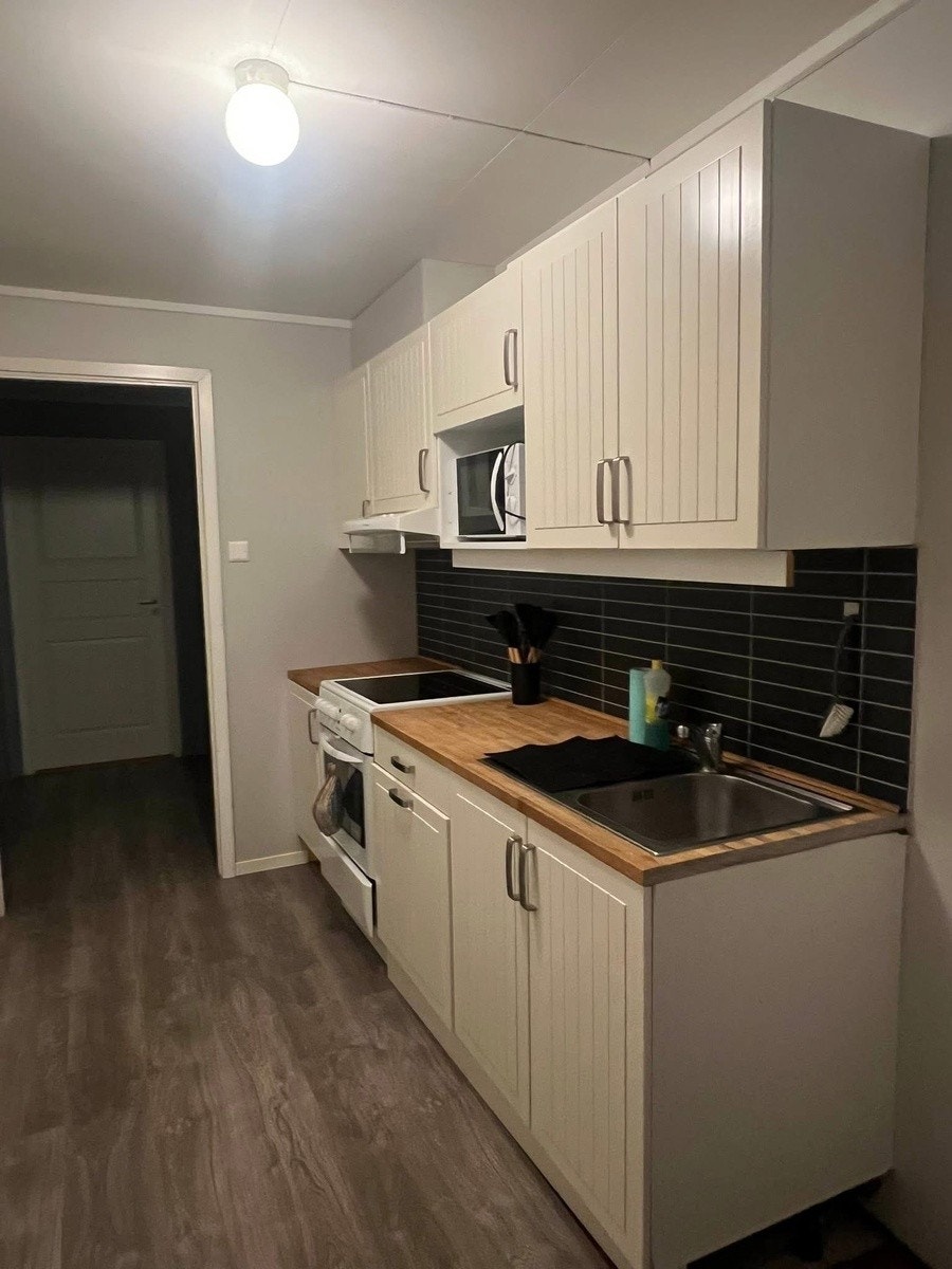 Fult møblert kjøkken Galleribilde