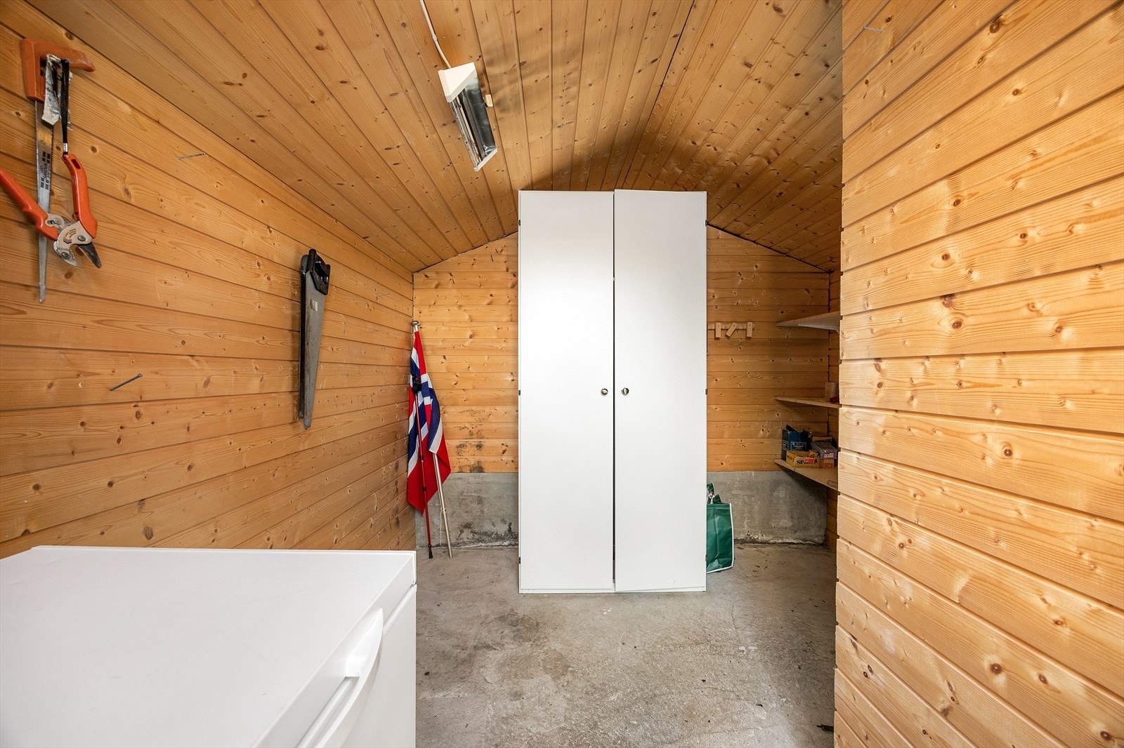 Den utvendige boden gir god lagringsplass for hageredskaper og utstyr. Galleribilde