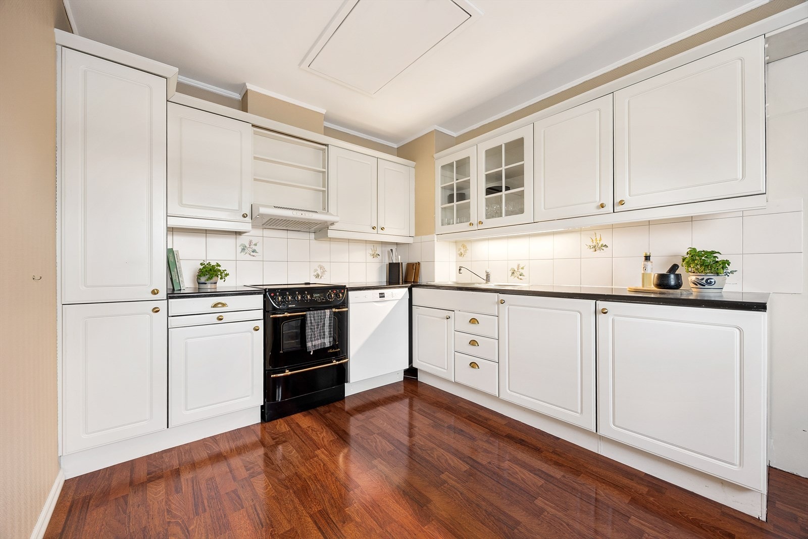 Kjøkkenet har en klassisk innredning med rikelig skap- og benkeplass. Galleribilde