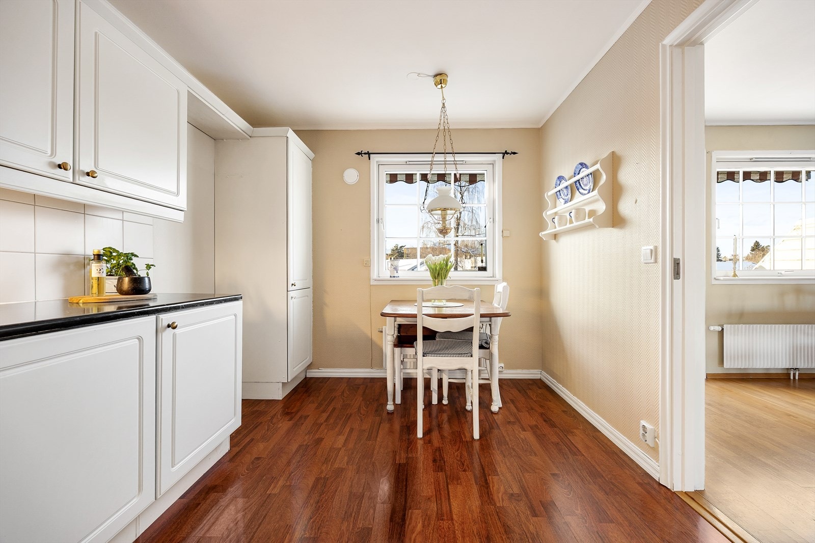 Det er også plass til en hyggelig spiseplass ved vinduet på kjøkkenet. Galleribilde